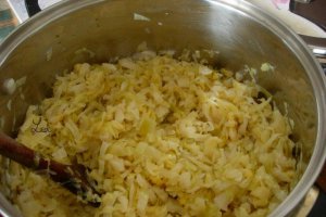 Carne de berbec cu varza acra la cuptor