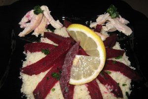 Cuscus cu sfecla rosie si piept de pui