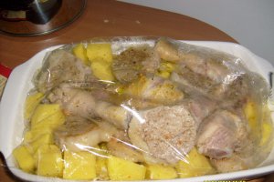 Cartofi cu carne de porc si copanele la cuptor