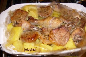 Cartofi cu carne de porc si copanele la cuptor