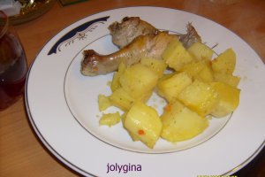Cartofi cu carne de porc si copanele la cuptor