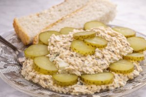 Salata de pui cu maioneza, reteta gustoasa si usoara