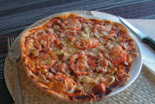 Pizza de casa cu somon si sunca