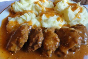 Chiftelute marinate cu piure de cartofi
