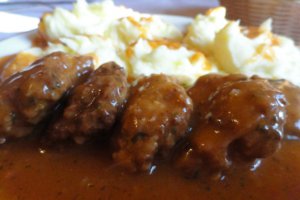 Chiftelute marinate cu piure de cartofi