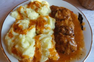 Chiftelute marinate cu piure de cartofi