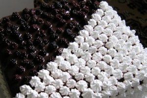 Tort cu mousse de ciocolata alba si mure