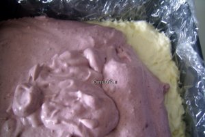 Tort cu mousse de ciocolata alba si mure