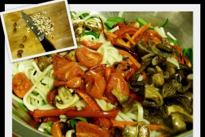 Salata calda cu taitei de orez, spanac verde si legume coapte