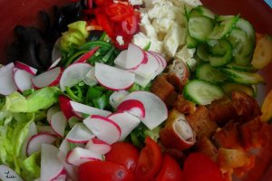 Salata de cruditati cu surimi pane