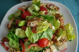 Salata de cruditati cu surimi pane