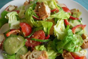 Salata de cruditati cu surimi pane
