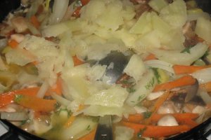 Cartofi umpluti cu legume