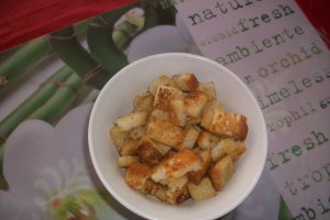 Salata cu piept de pui si crutoane