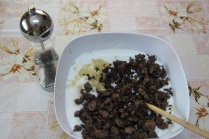 Macaroane cu sos de iaurt si carne de vita-specific tarilor arabe
