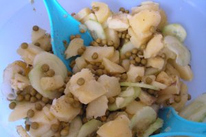 Salata racoroasa cu hering marinat si mazare