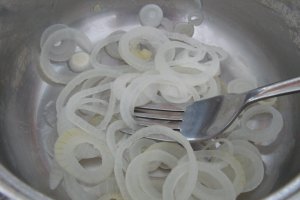 Salata racoroasa cu hering marinat si mazare
