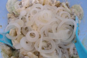 Salata racoroasa cu hering marinat si mazare