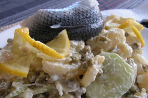 Salata racoroasa cu hering marinat si mazare