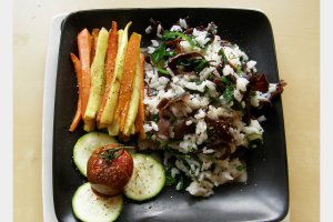 Orez cu ciuperci, legume si rosii caramelizate