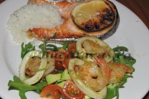 Somon la gratar si salata cu creveti si calamari cu pesto