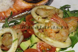 Somon la gratar si salata cu creveti si calamari cu pesto