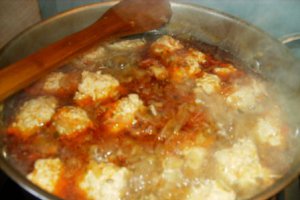 Ciorba de varza acra cu  perisoare din carne de pui