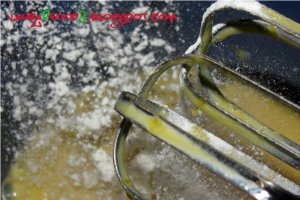 Briose cu fulgi de ciocolata si coji de portocala confiata