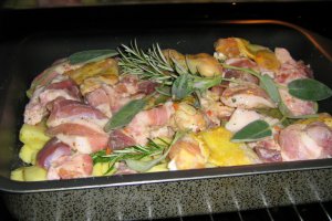 Gusa de porc & aripioare de pui marinate la cuptor cu garnitura de cartofi si sos de ciuperci cu portocala rosie