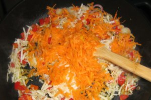 Gusa de porc & aripioare de pui marinate la cuptor cu garnitura de cartofi si sos de ciuperci cu portocala rosie