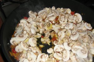 Gusa de porc & aripioare de pui marinate la cuptor cu garnitura de cartofi si sos de ciuperci cu portocala rosie