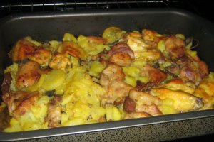 Gusa de porc & aripioare de pui marinate la cuptor cu garnitura de cartofi si sos de ciuperci cu portocala rosie