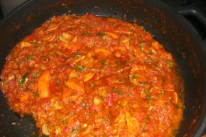 Gusa de porc & aripioare de pui marinate la cuptor cu garnitura de cartofi si sos de ciuperci cu portocala rosie
