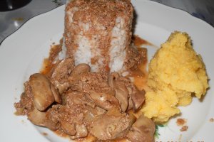 Ficatei cu garnitura de orez si mamaliguta