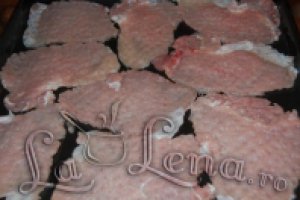 Carne de porc cu cascaval si ceapa, la cuptor