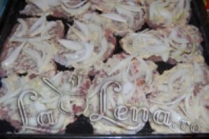 Carne de porc cu cascaval si ceapa, la cuptor