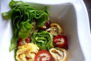 Salata verde cu rulouri de ardei copt si omleta