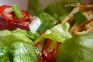Salata verde cu rulouri de ardei copt si omleta