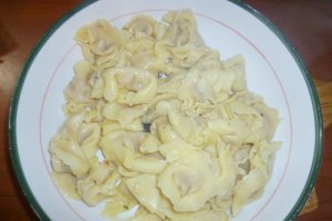 Cappelletti cu prosciutto si sos Bechamel