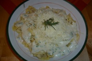 Cappelletti cu prosciutto si sos Bechamel