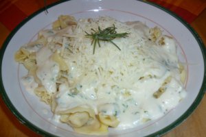 Cappelletti cu prosciutto si sos Bechamel