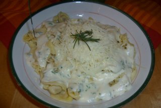 Cappelletti cu prosciutto si sos Bechamel
