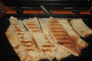 Pui la grill cu legume inabusite si pita crocanta
