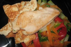 Pui la grill cu legume inabusite si pita crocanta