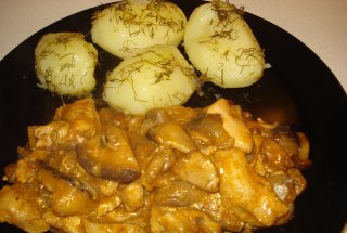 Pui cu ciuperci si cartofi fierti