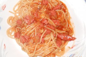 Spaghete cu salam  si sos tomat