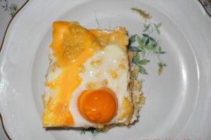 Mamaliga cu branza si salam la cuptor