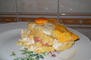 Mamaliga cu branza si salam la cuptor