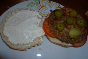 Hamburger de iepure, cu cartofi prajiti