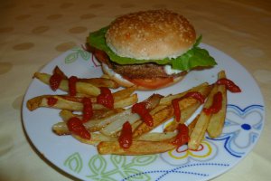 Hamburger de iepure, cu cartofi prajiti